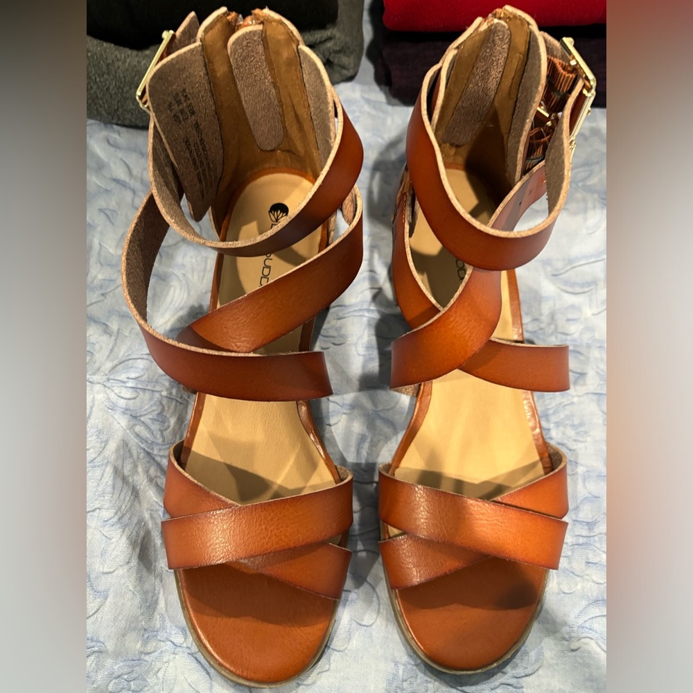 Brown leather womens strappy sandals size 7.5